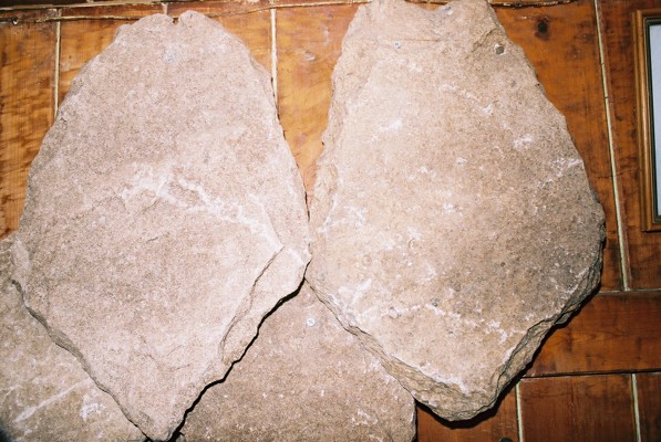 (close view of 2 slats and parts of 2 others)